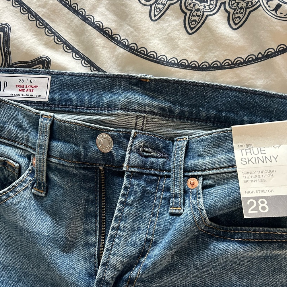 Gap never worn mid rise true skinny jeans size 28